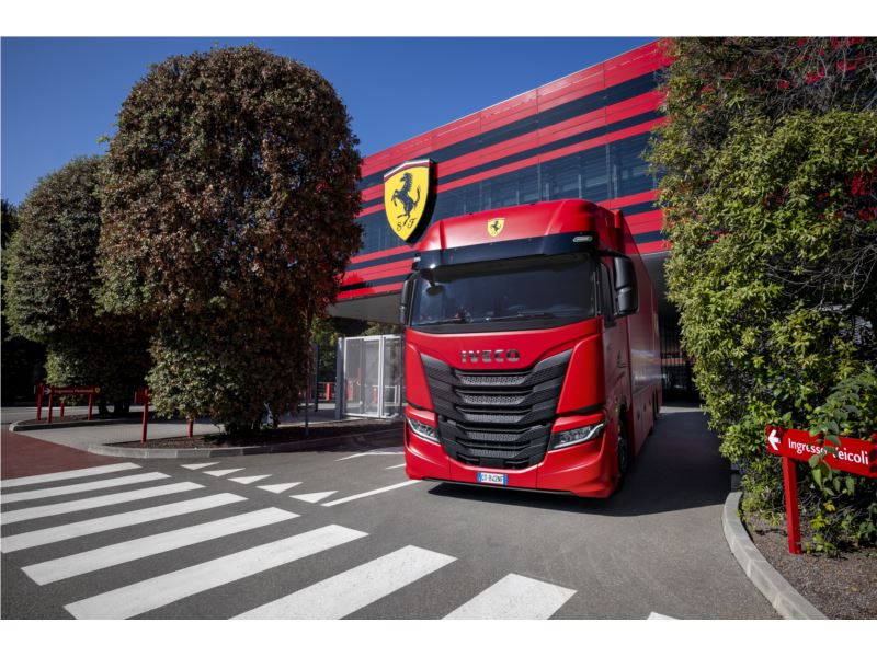 IVECO consegna 16 veicoli commerciali leggeri e pesanti alla Scuderia Ferrari HP